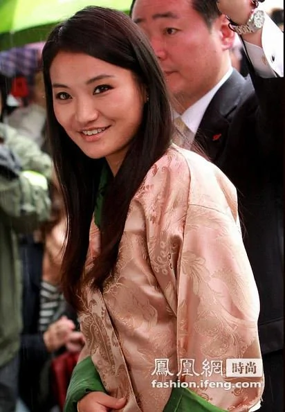 不丹容貌倾国倾城年轻王后贝玛背六万爱马仕手袋(组图)