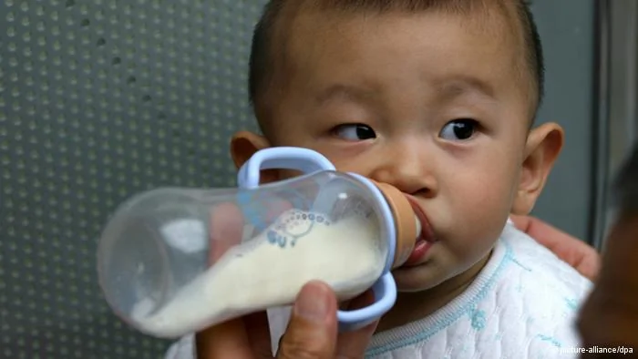 An11-year-old Chinese baby suffering from ureteral stones caused by contaminated milk powder is fed with milk at the No.1 Hostpial of the Peoples Liberation Army(PLA) in Lanzhou city, northwest Chinas Gansu province,17 September2008. China said on Wednesday(September17) that a third infant had died after drinking contaminated milk and the number sick had leapt to many thousands, while an official said the health threat was concealed for at least a month. The number of children ill after drinking powdered milk laced with the compound melamine had risen nearly five-fold to6,244, and those with acute kidney failure had reached158, Health Minister Chen Zhu told a news conference. A government probe announced on Tuesday showed a fifth of109 dairy producers checked made batches of products adulterated with melamine, which is banned from use in foods.+++(c) dpa- Report+++

