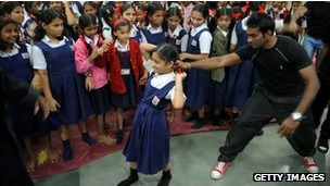 印度女孩接受防身培训