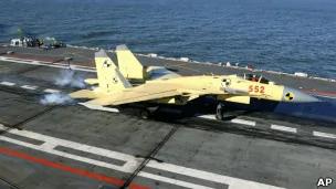 解放军军机在航空母舰上降落
