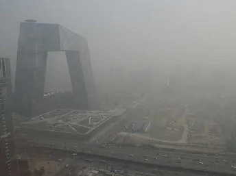 北京霧霾天氣中的中央電視台大樓。圖片攝於2013年1月14日