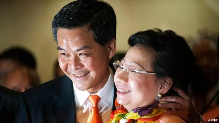 Former convener of Hong Kong's Executive Council Leung Chun-ying, left, and his wife Regina, right, celebrate his victory in the chief executive election Sunday, March25,2012. Leung was declared the semiautonomous territory's next chief executive by election officials after securing689 votes from a1,200-seat committee of business leaders and other elites.(Foto:AP/dapd).
