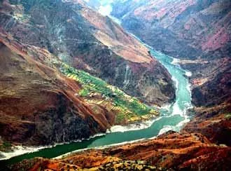 UNESCO-Naturerbestätte: Sanjiang Region in China
Das Tal des Jinshajiang Flusses im Nationalpark der Drei parallel verlaufenden Flüsse im Nordwesten der Provinz Yunnan. Die Unesco hat im Juli2003 sieben Schutzzonen im Nationalpark als Naturstätte in die Liste des Welterbes aufgenommen. Das1,7 Millionen Hektar große Gebiet umfasst die Flussläufe der drei großen Flüsse Jangtse, Mekong und Salween. Sie fließen durch steile Schluchten, die bis zu3000 Meter tief und von bis zu6000 Meter hohen Bergen umgeben sind.