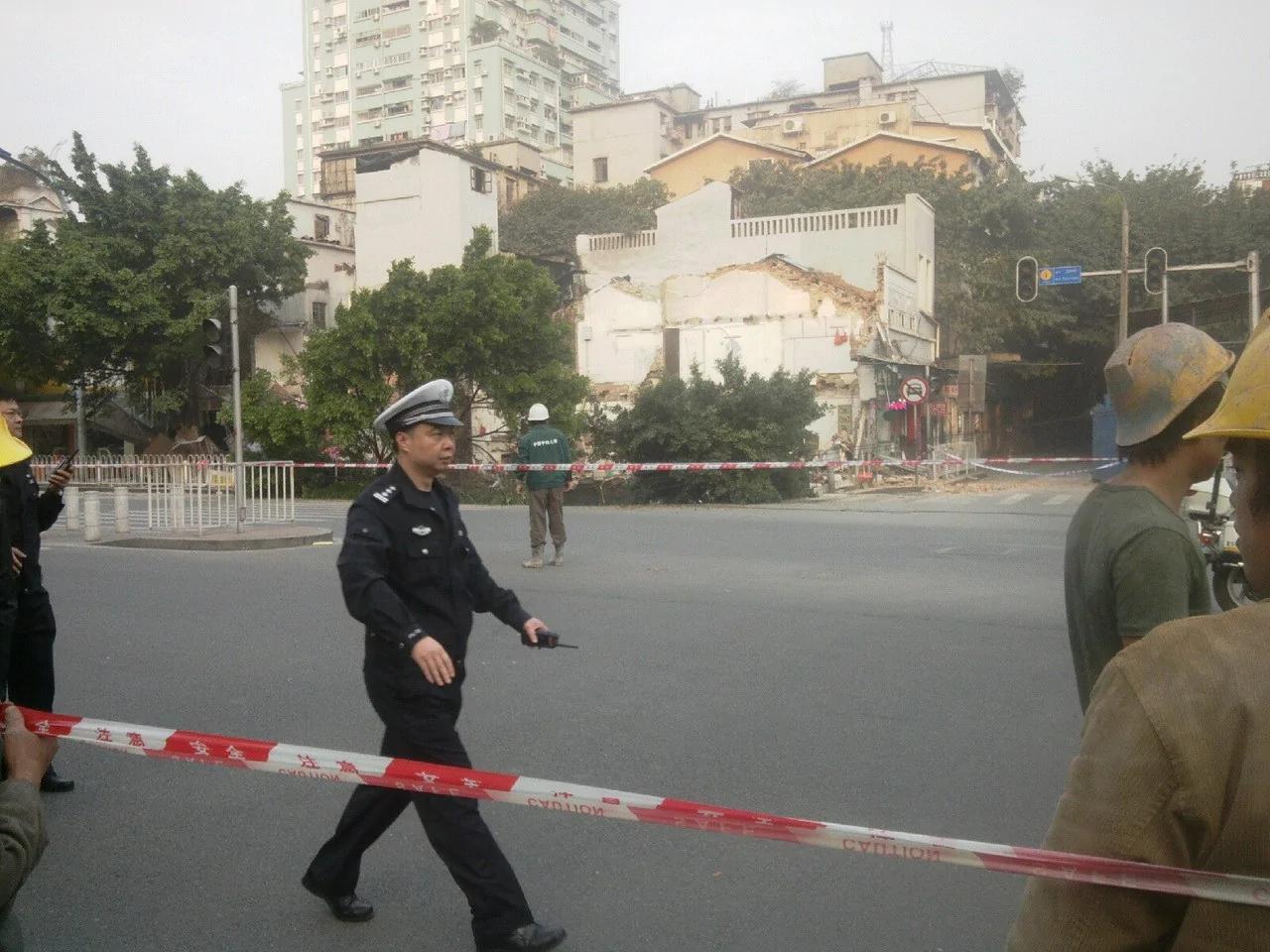 广州地铁施工工地旁突发地陷一栋楼房瞬间消失(高清组图)