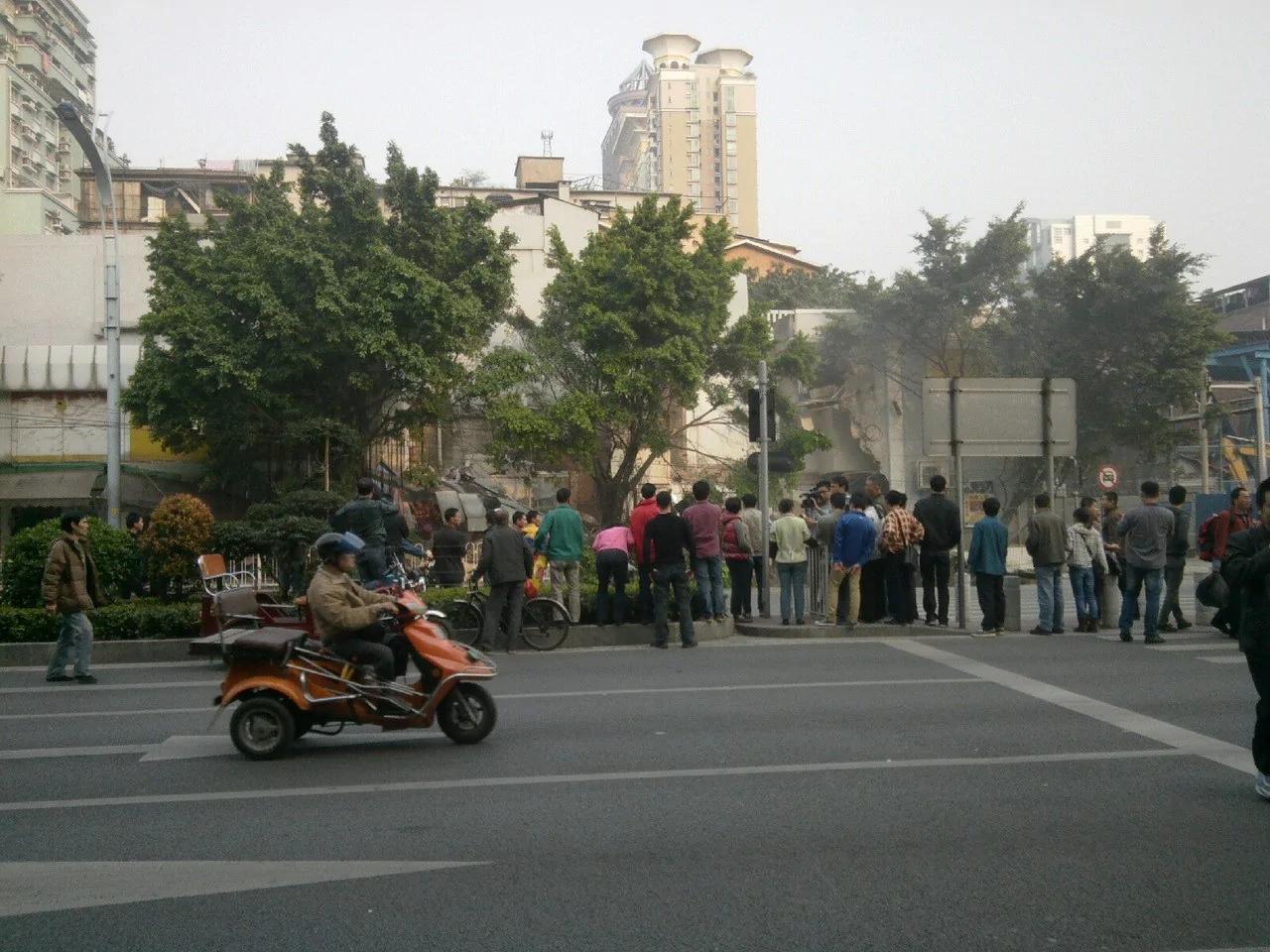 广州地铁施工工地旁突发地陷一栋楼房瞬间消失(高清组图)