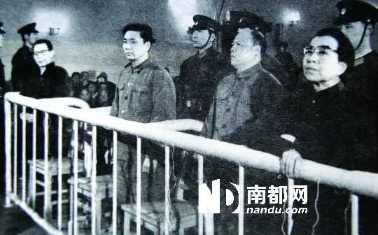 庭审中的“四人帮”，从左至右依次为：张春桥、王洪文、姚文元、江青。
