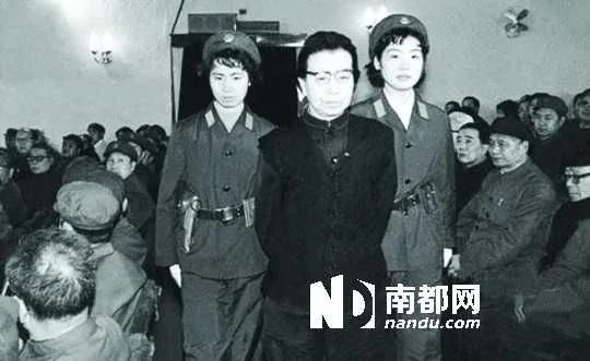 韓福東翻拍江青被帶入法庭。資料圖片