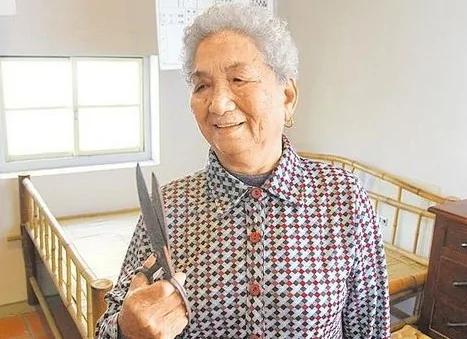 邓丽君5岁照曝光家乡民众拿剪其脐带剪刀怀念(组图)