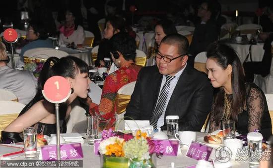 吴莫愁主动给伊能静鞠躬两人从尴尬到相谈甚欢(组图)