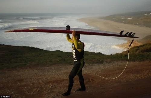 美國45歲衝浪高手成功挑戰30米高"全球最大海浪"(組圖)