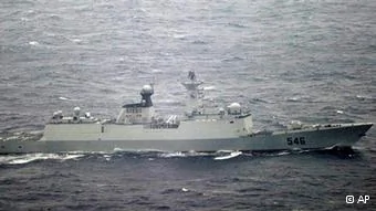 n this photo released by Japan's Joint Staff Office, a Chinese frigate sails in waters off the island of Yonaguni in Japan's Okinawa prefecture on Tuesday, Oct.16,2012. Japanese aircraft spotted seven Chinese warships in waters off the southern Japan island and about200 kilometers(125 miles) from the uninhabited isles at the center of a territorial dispute between the two countries.(Foto:Joint Staff Office/AP/dapd)