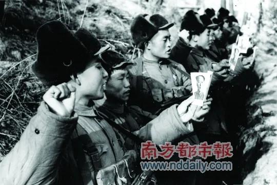 文革图片故事:疯狂中的男女老少们 毛泽东教的仪式