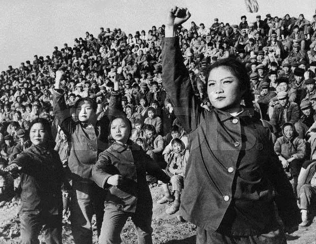 文革图片故事:疯狂中的男女老少们 毛泽东教的仪式