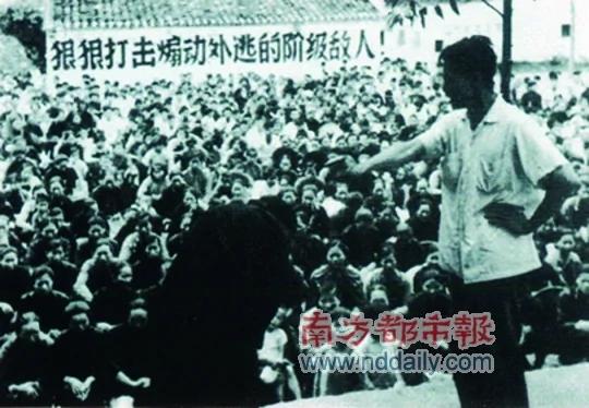 文革图片故事:疯狂中的男女老少们 毛泽东教的仪式