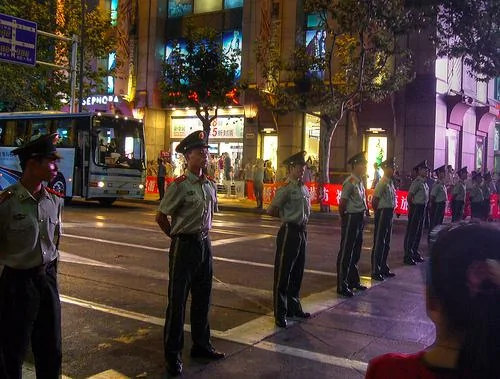 中共警方封锁上海的陕西南路。摄于2009年9月13日。照片来源：JooDorresteijn