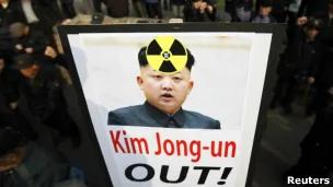 韩国反核游行中的金正恩照片
