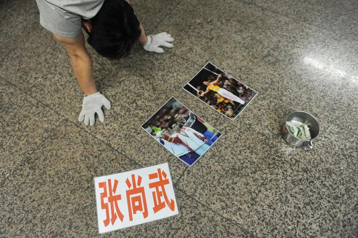 前体操运动员张尚武再现北京地铁通道卖艺赚钱(组图)