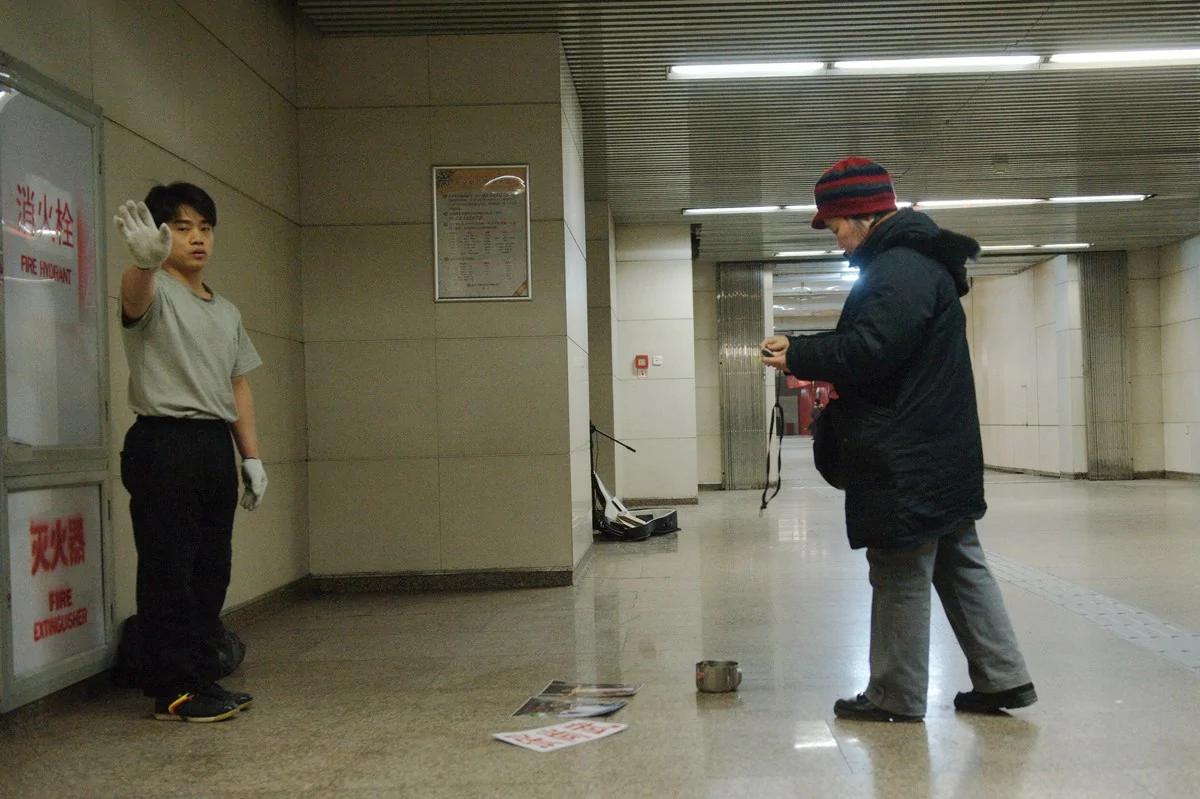 前体操运动员张尚武再现北京地铁通道卖艺赚钱(组图)