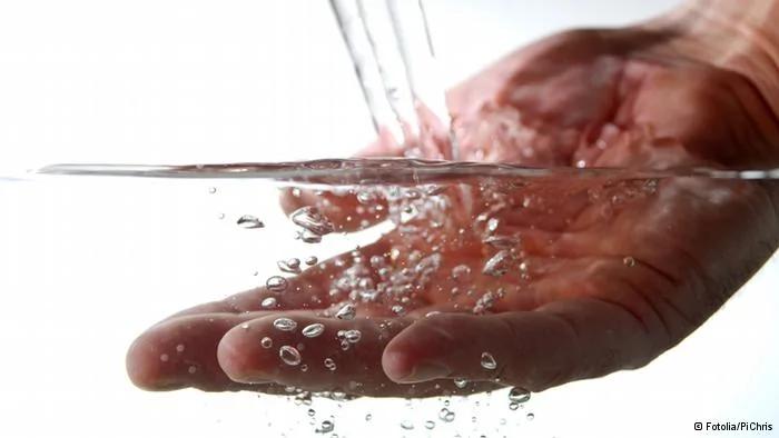 Hand im Wasser- Wasser tropft ab? PiChris#25964784- Fotolia.com