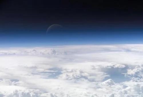 高空大气层中充满着微生物