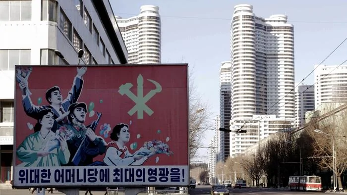 A board which reads?Highest Glory to the Great Mother Party,? is posted in Changjon Street, Central District of Pyongyang, North Korea, Friday Jan,25,2013. Following new U.N. sanctions punishing North Korea for a December rocket launch, North Korea warned that it would continue launching long-range rockets and conduct a nuclear test.(Foto:Kim Kwang Hyon/AP/dapd)