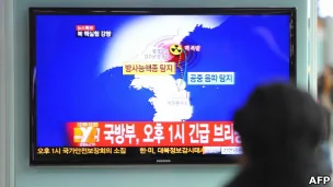 韩国首尔火车站内民众驻足收看电视播报朝鲜怀疑核试验的消息（12/2/2013）