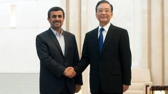 Iran's President Mahmoud Ahmadinejad, left, shakes hands with China's Premier Wen Jiabao prior to a meeting on the sidelines of the Shanghai Cooperation Organization summit at the Great Hall of the People in Beijing on Wednesday, June6,2012.(Foto:Ed Jones, Pool/AP/dapd)
