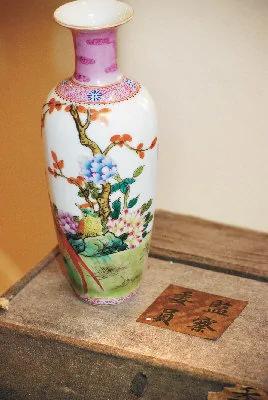 打开盒子后，有道隔板，上贴“监察委员”字条，可是盒子内装的是崭新的景德镇瓷器，并非故宫珍藏古物。(美国《世界日报》/王金城摄)