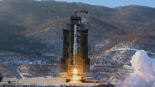 2012年12月12日，朝鮮銀河三號火箭發射升空。