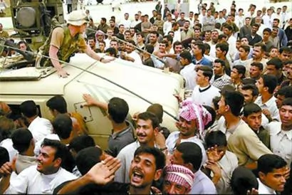 2003年，伊拉克人欢迎美军到来。
