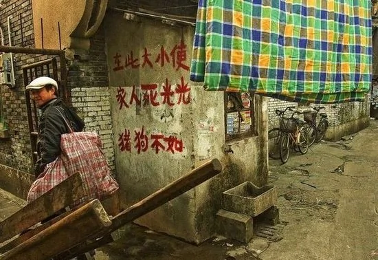 实拍最真实的上海市井生活：破败景象仿佛穿梭回30年代