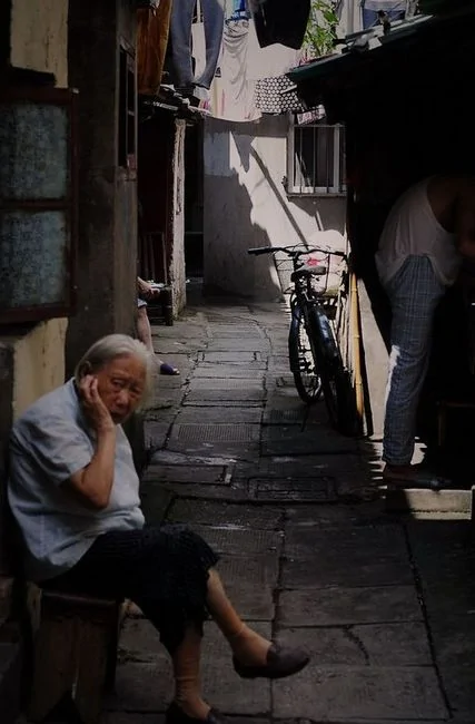 实拍最真实的上海市井生活：破败景象仿佛穿梭回30年代