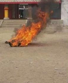 Tsesong-Kyab-self-immolating01-on-25-02-2013.JPG