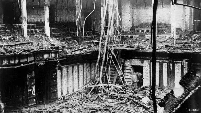 III. Reich, Reichstagsbrand in der Nacht vom27. zum28.02.1933: Blick von der Kuppel aus in den zerstörten Plenarsaal.28.02.1933
