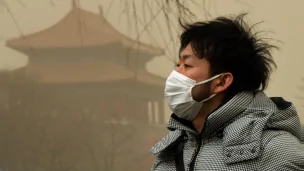 北京被烟雾和沙尘暴笼罩空气严重污染