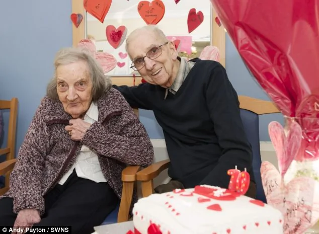 感動！91歲老人為妻子上演真實版《戀戀筆記本》(組圖)