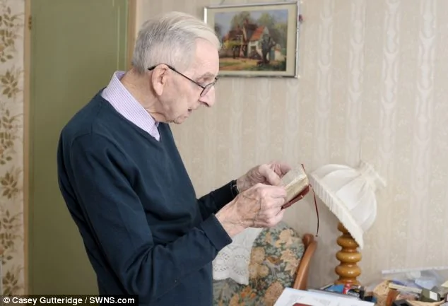 感動！91歲老人為妻子上演真實版《戀戀筆電》(組圖)