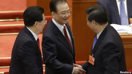 温家宝在宣读完工作报告后与胡锦涛和习近平分别握手（05/03/2013）