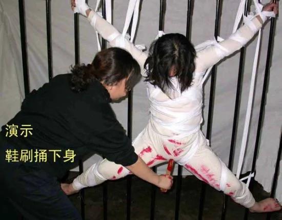 酷刑演示：鞋刷捅刷下身