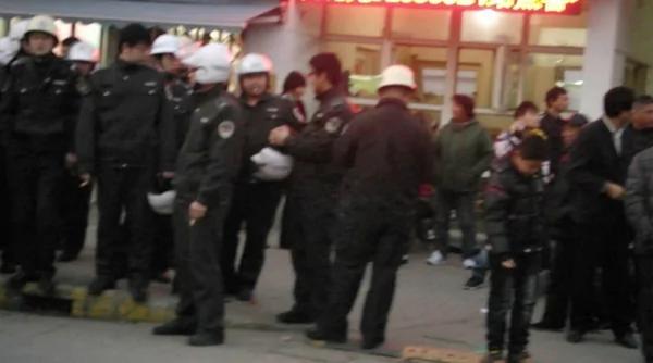 苏州城管围殴女贩遭数千市民围住警车被推翻(组图)