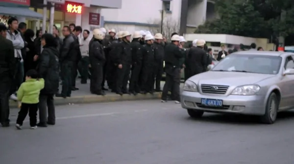 苏州城管围殴女贩遭数千市民围住警车被推翻(组图)