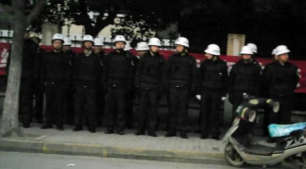 苏州城管围殴女贩遭数千市民围住警车被推翻(组图)