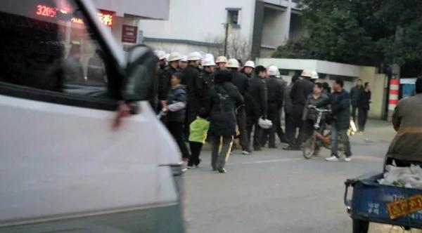 苏州城管围殴女贩遭数千市民围住警车被推翻(组图)