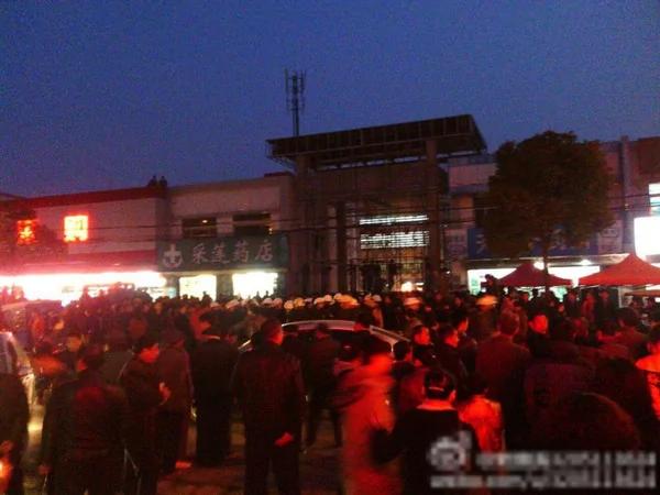 苏州城管围殴女贩遭数千市民围住警车被推翻(组图)