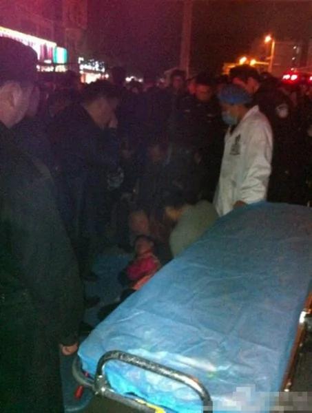 苏州城管围殴女贩遭数千市民围住警车被推翻(组图)