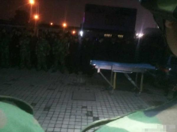 苏州城管围殴女贩遭数千市民围住警车被推翻(组图)