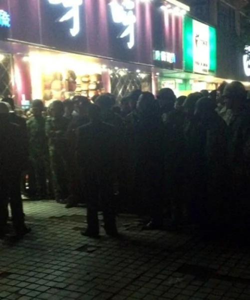 蘇州城管圍毆女販遭數千市民圍住警車被推翻(組圖)