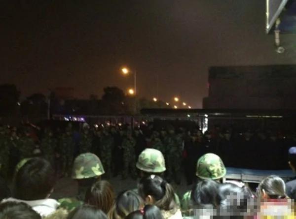 苏州城管围殴女贩遭数千市民围住警车被推翻(组图)