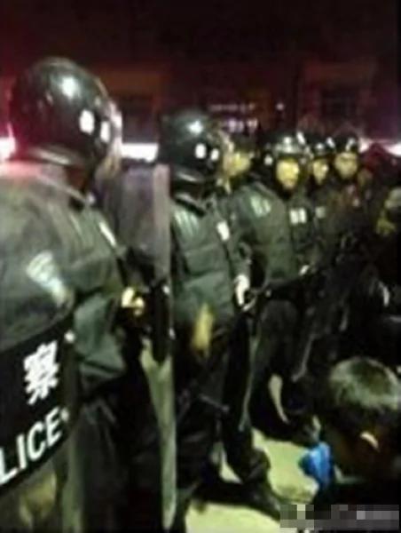 苏州城管围殴女贩遭数千市民围住警车被推翻(组图)