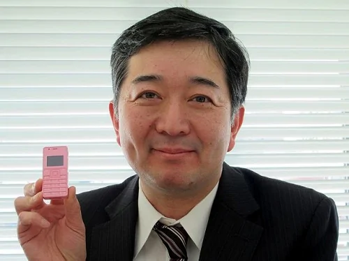 日本推出全球最迷你超小手機僅一塊餅乾大小重32克(圖)